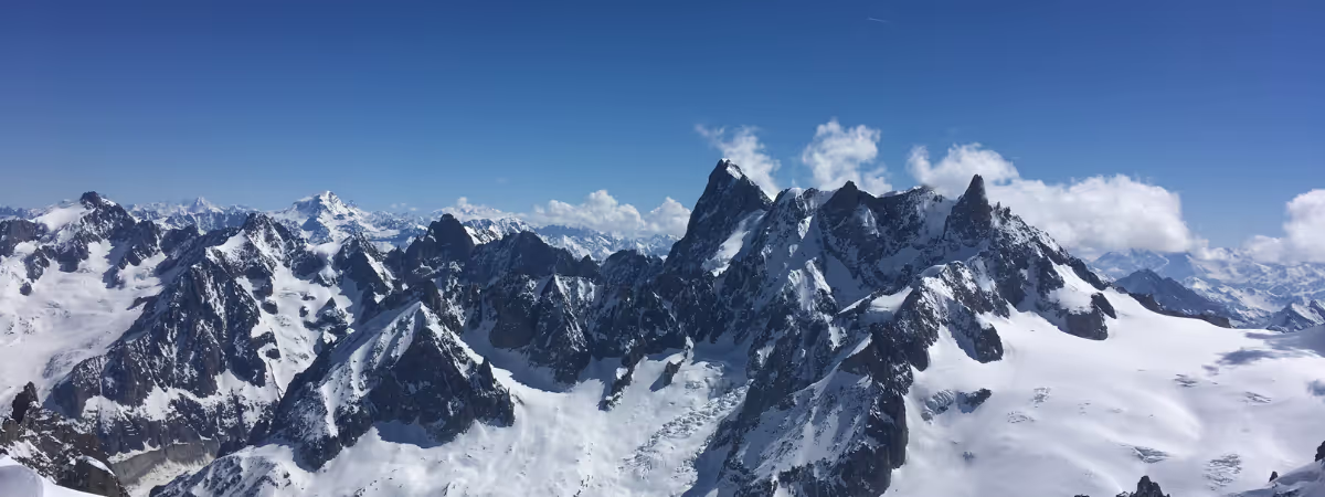 Photo of the top of Chamonix, with the mountains snowed